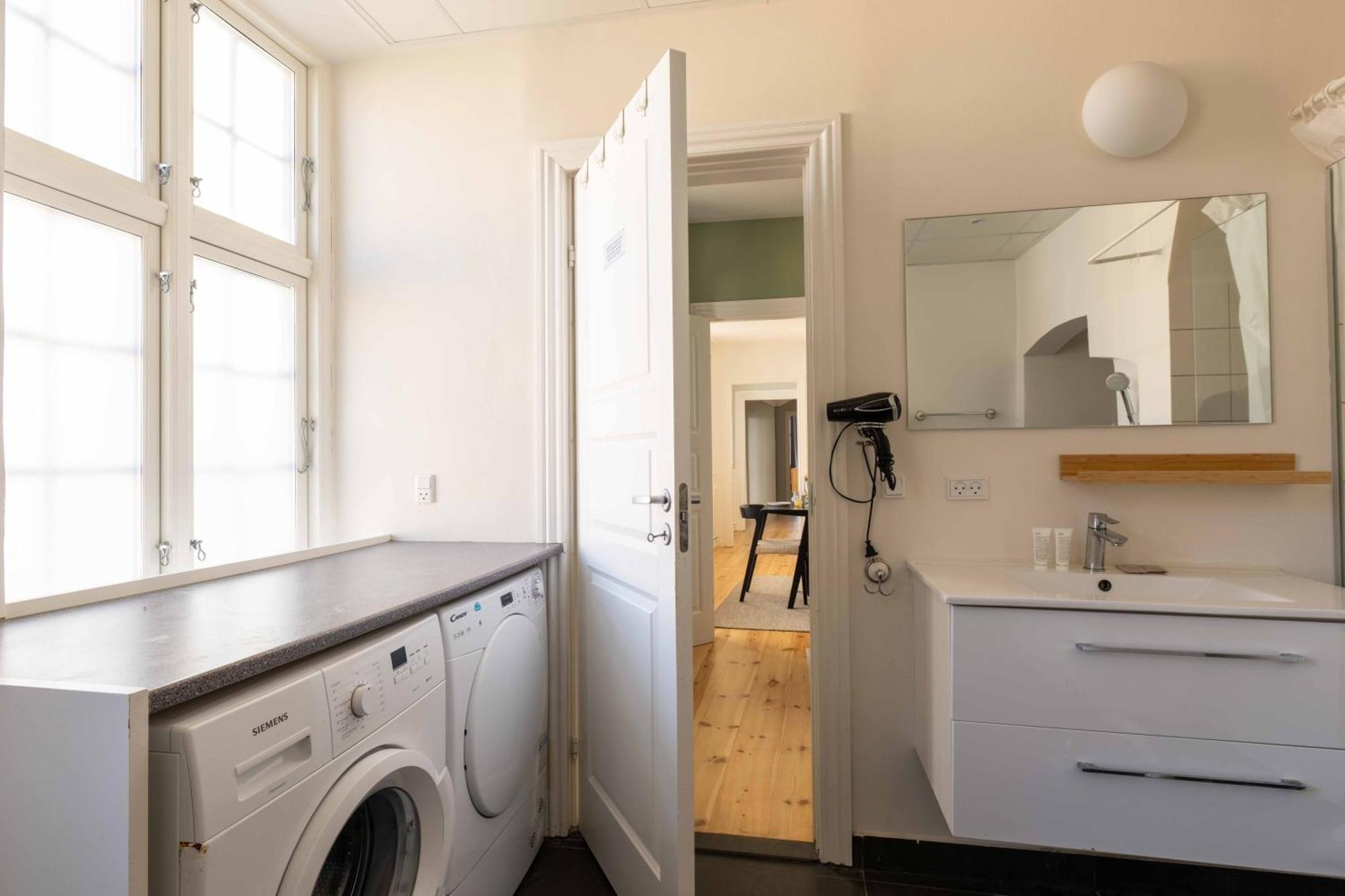 Big 4 Bedroom Apartment With Bathtub By Cph City Hall Square Copenhagen Exterior photo
